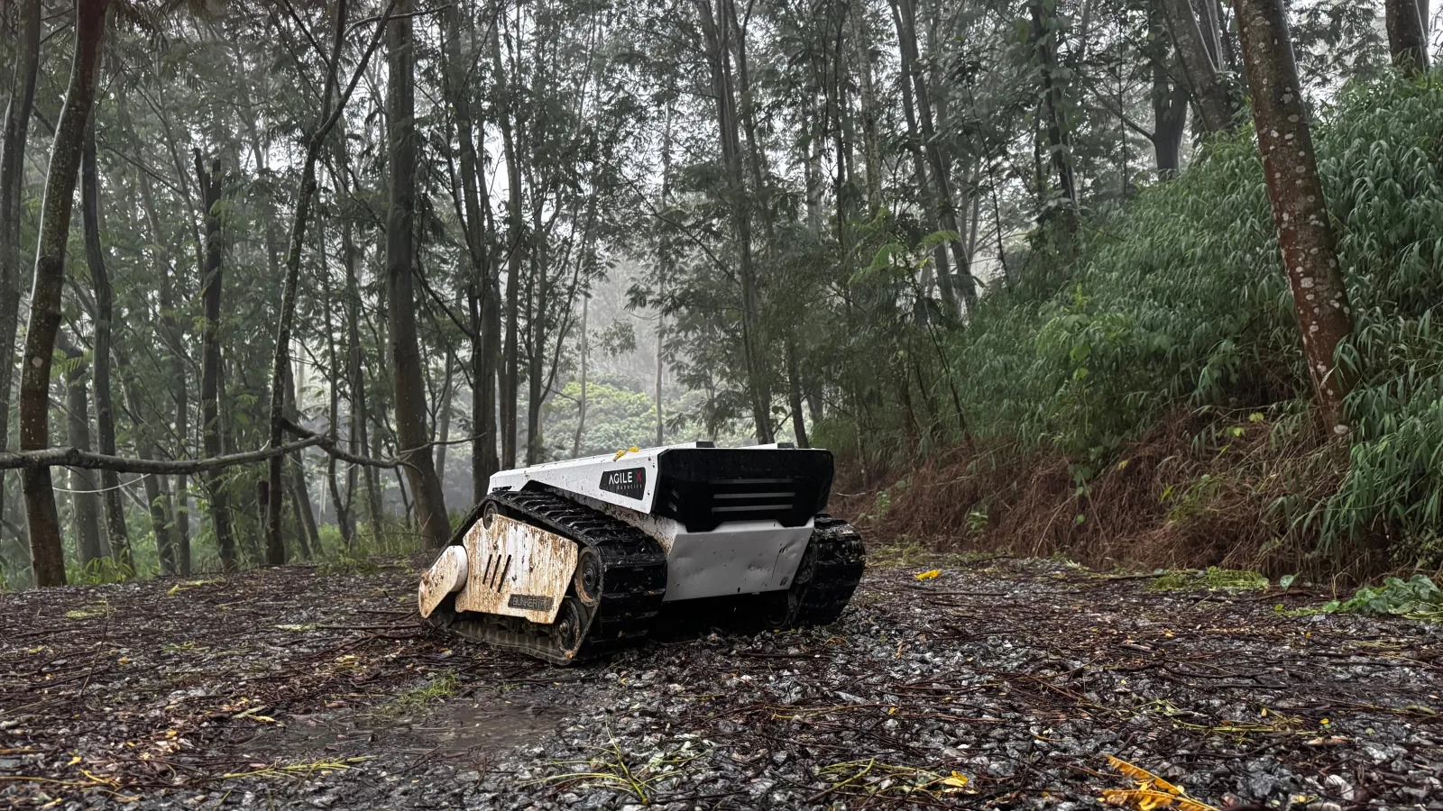 BUNKER PRO 2.0 auf einem schlammigen Waldweg im Regen
