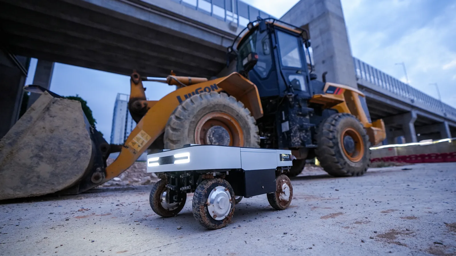 RANGER MINI 3.0 auf einer Baustelle vor einem Radlader