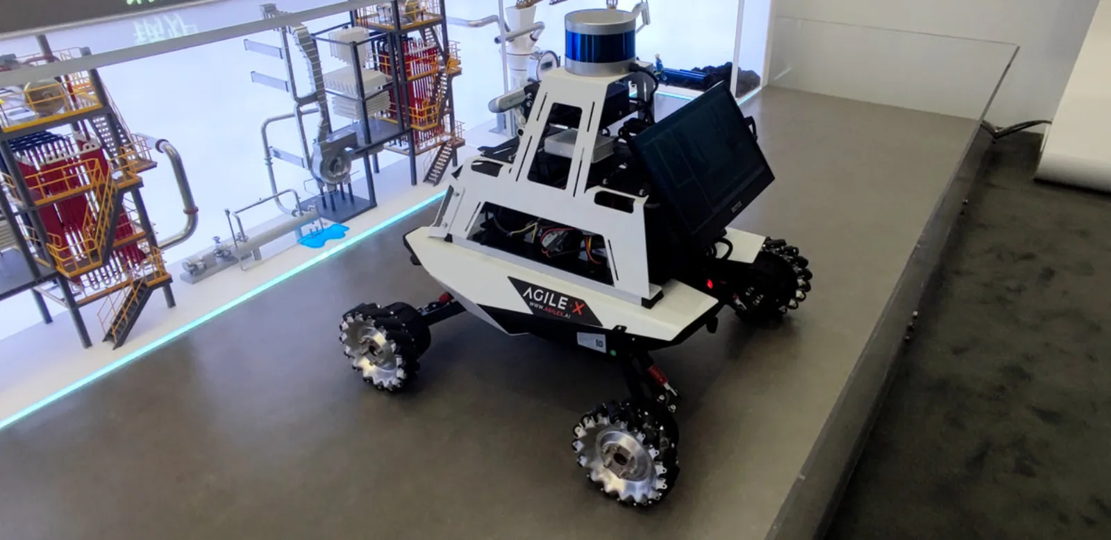 SCOUT MINI mit Mecanum-Rädern, 3D-LiDAR und Monitor auf einem Vorführstand