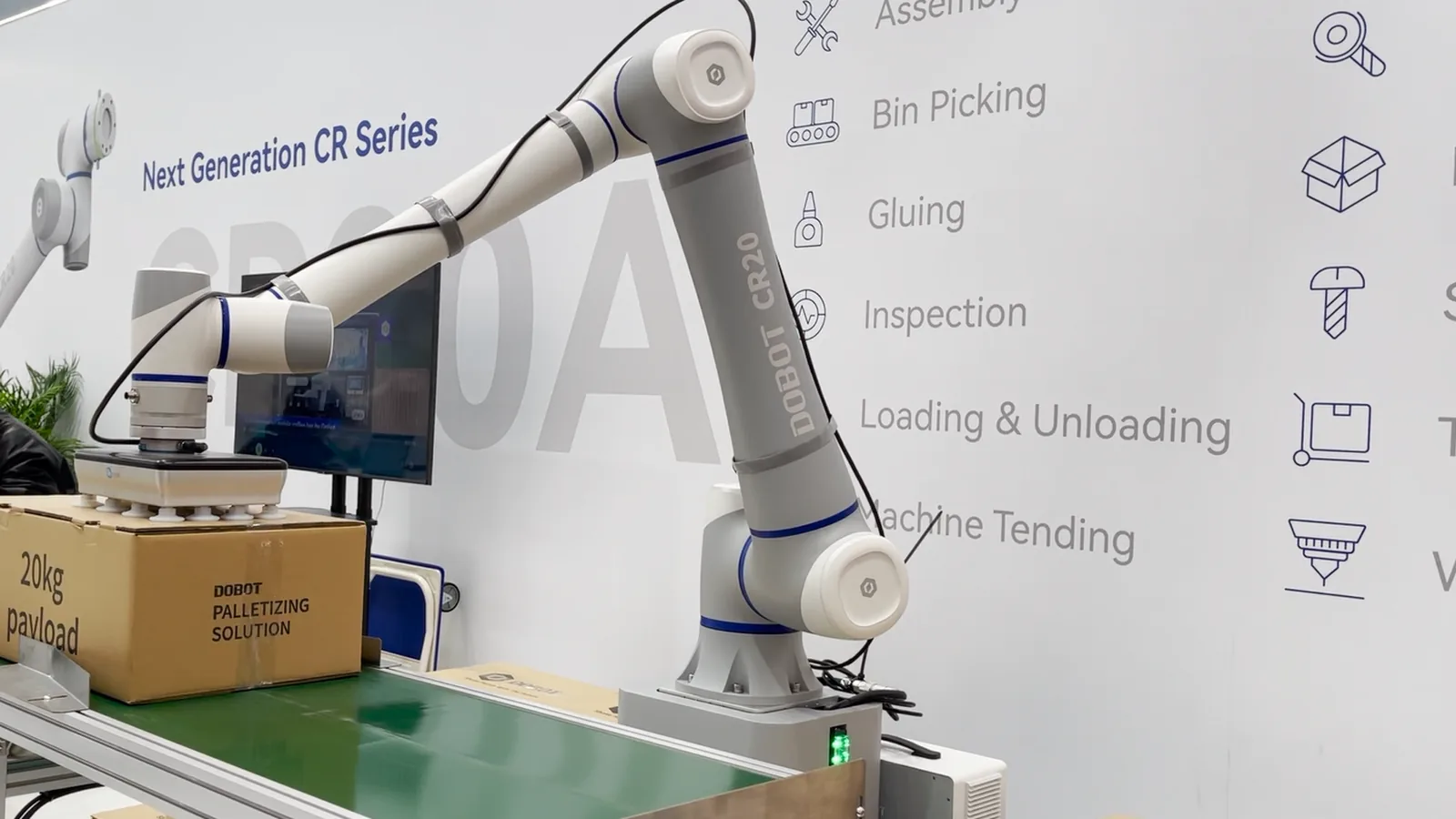 Dobot CR20A mit Vakuumgreifer stapelt Kartons am Messestand des Herstellers auf der Hannover Messe 2023